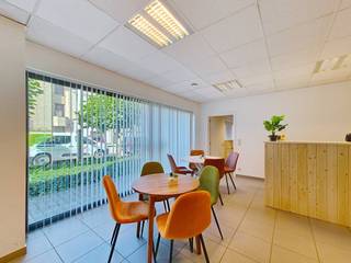 Ce bureau à louer lumineux et prêt à emménager bénéficie d'un emplacement très pratique à proximité de la sortie E17 (UZ Gent), avec de nombreux passages et donc une excellente visibilité. Le bureau est facilement accessible en voiture et en transports en commun. La propriété dispose également de 2 places de parking souterraines fixes, avec la possibilité de louer une troisième place. En outre, il y a également de nombreuses places de stationnement dans la rue.L'espace peut également être parfaitement utilisé comme entreprise.Surface : Bureau (rez-de-chaussée) : 94 m²Spécifications : - Coin cuisine- Sanitaire- Chaudière murale à gaz à condensation- Sol carrelé- Plafond du système- Système d'alarme- Système de ventilation- Pompe à chaleur avec système de refroidissement- 2 places de parking souterraines- Possibilité de promotion dans la rueDisponibilité : Disponible immédiatement.Ce bureau à louer à Gand vous intéresse ? N'hésitez pas à nous contacter au 09 245 35 35 ou à business.gent@dewaele.com.