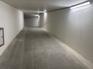 Voor de garages werd veel aandacht besteed aan de duurste en meest kwalitatieve wanden bij het optrekken van de keldermuren die voor de waterdichtheid dienen te zorgen.<br /><br />Tenslotte werd uitermate veel aandacht geschonken aan de zeer gemakkelijke toegangshellingen en manoeuvreerruimte in het volledig overdekt garagecomplex waarvan u ondervermeld de plannen van diverse verdiepingen kan terugvinden. <br /><br />Nieuwbouwcomplex dus jaren geen investeringskosten zoals in oudere residenties. Hoogte tot 2 meter. Ook een eigenaar met Mercedes Vito rijdt probleemloos in diet parkeercompleks direct bij zee. Automatische poort en u kan terug via de personenlift de residentie terug verlaten.