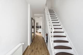 <p>Zoek je een royale gezinswoning waar iedereen z'n eigen plek heeft, óf ben je als investeerder op zoek naar een rendabele en zorgeloze eigendom op een vlot bereikbare locatie? Deze uitstekend onderhouden woning in het gezellige dorp van Zeebrugge biedt het allemaal. Dankzij het gunstige energielabel C, een volledig conforme elektrische installatie en een asbestveilig attest stap je hier binnen zonder renovatiezorgen of onverwachte kosten.</p><p>Bij het betreden van de woning kom je terecht in een ruime inkomhal met een aparte gastentoilet. De leefruimte is opgedeeld in een gezellige zit- en eethoek. Mocht je op zoek zijn naar een nog ruimere leefruimte, dan biedt het gelijkvloers een unieke troef: de slaapkamer die grenst aan de woonkamer staat afgescheiden met een valse muur. Deze wand kan heel eenvoudig worden weggehaald, waardoor je de woonkamer prachtig kan doortrekken tot één grote, open en lichtrijke leefruimte. Aansluitend op de leefruimte bevindt zich de keuken die rechtstreeks toegang geeft tot de koer. Verder vind je op het gelijkvloers nog de nodige aansluitingen voor een wasmachine en droogkast.<br />Op de eerste verdieping bevinden zich drie volwaardige slaapkamers en een eerste badkamer met ligbad, lavabo en toilet. De tweede verdieping herbergt nog eens twee ruime slaapkamers én een tweede badkamer met douche, lavabo en toilet. De ligging maakt het plaatje compleet: rustig gelegen in het dorp van Zeebrugge, omringd door winkels, scholen, openbaar vervoer en op korte afstand van de zee. Of je nu droomt van ruim wonen aan de kust of een slimme vastgoedinvestering zoekt, deze instapklare woning combineert comfort, flexibiliteit en potentieel op een absolute toplocatie. </p><p>Neem contact op voor meer informatie of een bezoek ter plaatse!</p><p>Stedenbouwkundige inlichtingen en bodemattest in aanvraag.</p>