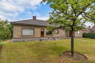 <p>Op zoek naar een ruime woning met karakter en potentieel?</p><p>Deze statige bungalow aan de Desselgemseweg 119 in Waregem biedt een unieke kans voor wie ruimte en een uitstekende ligging waardeert.</p><p> </p><p>Gebouwd in 1973 op een perceel van 861 m², beschikt de woning over een bewoonbare oppervlakte van 176 m².</p><p>Dankzij de solide structuur en praktische indeling vormt dit pand de ideale basis voor een renovatie naar eigen smaak.</p><p> </p><p>Via de ruime inkomhal bereikt u een gastentoilet, een lichtrijke woonkamer met houtkachel en een aansluitende keuken met toegang tot de tuin. De woning telt drie volwaardige slaapkamers en een badkamer met ligbad en douche.</p><p> </p><p>Een grote troef is de inpandige garage van 37 m² met ruimte voor wagen en washoek.</p><p>Zowel via de keuken als garage bereikt u de zuidgerichte tuin, waar u in alle rust kan genieten.</p><p>Verder beschikt de woning over rolluiken, een kruipkelder met extra kelderruimte (12 m²), aansluiting op stadswater en een boorput. De ruime zolder biedt bijkomend potentieel voor extra kamers of hobbyruimte.</p><p> </p><p>De ligging is uitstekend, met vlotte verbindingen naar het centrum van Waregem en omliggende gemeenten. Winkels, scholen en openbaar vervoer zijn nabij.</p><p> </p><p>Kortom: een karaktervolle woning met veel ruimte en renovatiepotentieel op een toplocatie. </p><p>Interesse? Contacteer ons voor meer info of een bezoek.</p>