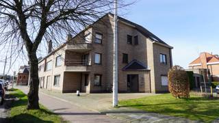 Dit verzorgde appartement is gelegen te Lokeren en biedt een comfortabele woonomgeving met een praktische indeling en aangename buitenruimte. Bij het betreden van het appartement kom je in de inkomhal, die toegang geeft tot de verschillende ruimtes.<br /><br />De woonkamer geniet van een aangename lichtinval en vormt een gezellige leefruimte waar het prettig vertoeven is. Aansluitend bevindt zich de keuken en beschikt over een aanpalende berging, ideaal voor extra opslag of het plaatsen van huishoudtoestellen.<br /><br />Het appartement beschikt over twee slaapkamers. De badkamer is voorzien van een ligbad, en daarnaast is er een apart toilet aanwezig.<br /><br />Via de leefruimte heb je toegang tot het terras, waar je kan genieten van de buitenlucht. Bovendien is een garagebox inbegrepen, wat zorgt voor veilige parkeergelegenheid en bijkomende bergruimte.<br /><br />De huurprijs bedraagt €785 per maand, met €15 vaste kosten per maand. Het appartement is beschikbaar vanaf juni 2026.<br /><br />Interesse in dit ruime appartement met garage? Neem dan gerust contact met ons op voor meer informatie of om een bezichtiging in te plannen.