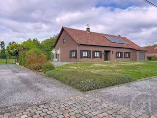 Deze woning is rustig gelegen in een groene omgeving en biedt veel ruimte, zowel binnen als buiten. De volledige woonindeling bevindt zich op...