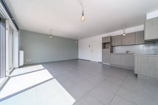 Gesitueerd in een groene en rustige omgeving, vinden we dit appartement met 2 slaapkamers met ondergrondse staanplaats te huur. Gelegen op de rand van het sportpark van Veurne en op wandelafstand van het stadscentrum.Het appartement bevindt zich op de eerste verdieping en bestaat uit:- inkomhal met vestiairehoek- lichtrijke leefruimte en eetplaats met zicht op mooie binnentuin- ingerichte keukenhoek met vitrokeramische kookplaat, vaatwas, dubbele spoelbak, ingebouwde oven en koelkast- ruim en zongericht terras- apart gastentoilet- badkamer met wasmeubel, spiegelkast en inloopdouche- 2 slaapkamersDaarnaast beschikt men over een ondergrondse staanplaats.Enkele troeven:- ongestoord genieten van de natuurlijke omgeving- nabij sportpark Veurne: atletiek, voetbal, tennis, (nieuwe) sporthal,...- op wandelafstand van stadscentrum- gelegen op 6 km van de kust- recent en energiezuinig appartement (2011)- lift aanwezig- inclusief ondergrondse staanplaatsGemeenschappelijke kosten: + €60/maand (provisie)Onmiddellijk beschikbaarBen je geïnteresseerd in dit pand te huur in Veurne? Ga naar de website www.dewaele.com, klik op het pand dat je wenst te huren. Via de rode knop "vraag je bezoek aan" vragen we u kort een profiel in te vullen. Daarna nemen we contact op voor een bezoek. Telefonisch kunnen er geen afspraken gemaakt worden.