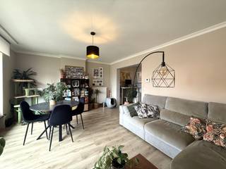 Dit leuk éénslaapkamerappartement ligt op een centrale locatie tussen Dampoort en Sint-Jacobs, vlak bij winkels en openbaar vervoer.<br />Dankzij de ligging op de derde verdieping geniet het appartement van bijzonder veel lichtinval.<br /><br />De indeling omvat een ruime inkomhal (momenteel deels bureau), een aangename leefruimte en een ingerichte keuken met aansluitend terras. Verder zijn er een ruime slaapkamer, een doucheruimte met lavabomeubel, een apart toilet en een praktische berging. Er is ook een fietsenberging aanwezig.<br /><br /><strong><u>Algemene info:</u></strong>
<ul>
<li>Beschikbaar vanaf 1 november</li>
<li>Algemene kosten: € 50/maand</li>
<li>Koppel betaalt € 95 per maand voor gas en elektriciteit</li>
<li>Domicilie verplicht; geen studentenverhuur</li>
</ul>
Interesse? Vraag je bezoek aan via e-mail.
