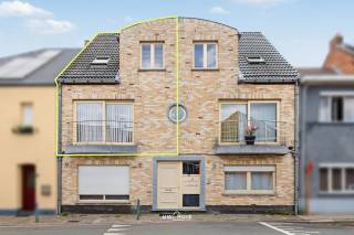 Ben je op zoek naar een instapklaar duplexappartement met twee slaapkamers en een zonnig terras in Hamme? Of ben je op zoek naar een interessante investering met een aantrekkelijk verhuurpotentieel? Dan is dit appartement zeker een bezoek waard.<br /><br />Dankzij de gunstige ligging, vlak bij het centrum van Hamme en op wandelafstand van winkels, scholen en openbaar vervoer, geniet je hier van alle comfort. Bovendien overtuigt het appartement met een lichtrijke leefruimte, twee volwaardige slaapkamers en een aangenaam terras waar je in alle rust kan genieten.<br /><br />Troeven van dit appartement op een rijtje<br />- Energiezuinig met EPC B <br />- Lichtrijke open leefruimte <br />- Centrale ligging centrum Hamme <br />- Privé fietsenberging achter het gebouw <br />- Instapklaar <br />- Apart toilet op het gelijkvloers en verdiep <br /><br />Heeft u vragen of plant u graag een bezichtiging in? Neem dan contact op via felix@uw-huis.be of neem telefonisch contact op tijdens de kantooruren via 052463803