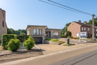 Bent u op zoek naar een woning die u volledig naar eigen smaak kunt renoveren? Dan is deze woning zeker een bezoek waard!Gelegen in een zeer rustige...