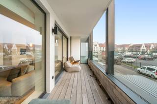 Sunny corner apartment with two bedrooms in Duinenwater – prime location near the beach and town center<br />This stylish, move-in-ready corner apartment is located in the heart of Duinenwater, a vibrant and rapidly growing area in Knokke. Enjoy peaceful living with all the city’s highlights just a short walk away: the beach, the promenade, and the lively shopping district. All amenities, leisure options, and public transport are within easy reach.<br />Layout:<br />The entrance hall with cloakroom leads into the bright living area with a fully equipped open kitchen and dining space. From the living room, you have direct access to the south-facing terrace – the perfect spot to enjoy the sun. The apartment offers two spacious bedrooms and a sleek bathroom with walk-in shower, double sink, and toilet. There’s also a separate guest toilet and a utility room with connections for a washer and dryer.<br />The residence includes a bicycle storage room and waste disposal area.<br />Optional: possibility to purchase two adjacent parking spaces in the underground garage (-1).<br /><br />For more information or a site visit, please contact Tine Vandenberghe: T: 0497 53 45 29 or info@Tine.immo