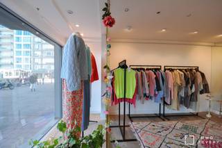 Deze handelszaak in hedendaagse stijl is gelegen op het bruisende Rubensplein te Knokke. In 2021 kreeg de handelsruimte een opknapbeurt waardoor...