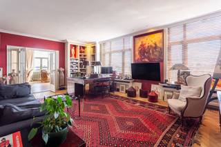 <strong>Deze unieke en riante DUPLEX PENTHOUSE van ca. 350m² bevindt zich in een prachtig gebouw in<span> art-decostijl </span>en beschikt over een royaal zonnig DAKTERRAS van ca. 100m². Gelegen op wandelafstand van het stadspark, winkels, ziekenhuizen, scholen Station, belangrijke in-en uitvalswegen, biedt deze woning een perfecte combinatie van ruimte, comfort en locatie.</strong><br /><br /><span><strong>INDELING</strong></span><span><br /></span>U komt binnen in de ruime INKOMHAL die toegang geeft tot de stijlvolle EETRUIMTE van ca. 38m² en de aangrenzende ZITRUIMTE van ca. 40m², beide afgewerkt met parketvloeren. Aansluitend bevindt zich het BUREAU van ca. 15m², eveneens op parket.<br /><br />Verder is er een gastentoilet en een ingemaakte vestiairekast. De volledig uitgeruste KEUKEN van ca. 30m² is voorzien van alle moderne comfort met opbergkasten en toestellen waaronder een gasvuur met dampkap, afwasmachine, oven en een dubbele koelkast met diepvries. De keuken geeft bovendien uit op een gezellig TERRASJE van ca. 6m². Vanuit de NACHTHAL, die is ingericht als een ruime INLOOPDRESSING, bereikt u zowel de eerste SLAAPKAMER van ca. 17m² als de MASTERBEDROOM van ca. 24m². De BADKAMER van ca. 16m² is luxueus ingericht met een ruime inloopdouche, dubbele wastafel, ligbad en sauna, en beschikt daarnaast over een eigen BALKON van ca. 3m².<br /><br /><span><br /></span>Via een vaste trap bereikt u de <em>BOVENVERDIEPING</em>, die is ingericht als een volwaardig één slaapkamer appartement. Hier bevindt zich de tweede BADKAMER, uitgerust met een inloopdouche, een wasmeubel en een toilet. Aansluitend treft u het SALON/BUREAU aan, met ensuite de derde SLAAPKAMER van ca. 10m². Vanuit de daghal bereikt u de tweede KEUKEN, die eveneens voorzien is van opbergkasten en toestellen; een gasvuur, spoelbak en een afwasmachine. De lichtrijke zitruimte die volgt, geeft uit in de karaktervolle TORENKAMER van ca. 18m². Dankzij de verschillende raampartijen heeft u van hieruit toegang tot het indrukwekkende ZONNETERRAS van ca. 100m², waar u in alle privacy en rust kan genieten van zon en uitzicht.<br /><br />De kelderberging van 9m² is inbegrepen. <br /><br /><span><strong>BIJZONDERHEDEN:</strong><br /></span>* Uniek duplex dakappartement met riant terras<br />* Gelegen op uitstekende locatie te centrum Antwerpen - Mobiscore 9,7<br />* Zeer goed authentiek, onderhouden gebouw in<span> art-decostijl.</span><br />* Inclusief kelderberging ca. 9m²<br />* Individuele verwarming op gas, dubbele beglazing<br />* Dak conform<br />* Diverse parkeermogelijkheden in de omgeving.
