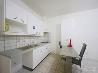 1-slaapkamerappartement ca 66m² in het centrum van Brecht gelegen op de 1e verdieping. Woonkamer (ca. 25m²) op keramische tegelvloer met een open keuken voorzien van kookplaat en dampkap. Slaapkamer (ca. 14m²) en ingerichte badkamer met ligbad, lavabo en toilet. Aansluiting wasmachine voorzien in de badkamer. Beschikbaar vanaf 1 oktober.<br />Dit appartement is gelegen in een rustige straat op wandelafstand van het centrum.