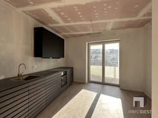 <p><span>In de mooiste winkelstraat van Diest verkoopt Immo Diest deze building met 3 prachtige doorzonappartementen met een gevelbreedte van meer dan 12m en een gelijkvloerse handelsruimte.</span></p><p><span>Geniet van uitzonderlijk veel lichtinval, en dat midden in de stad. De appartementen zijn (verhuur)klaar bij akte en hebben volgende indeling:</span></p><p><span> </span></p><p><span>GELIJKVLOERS:</span></p><p><span>- gemeenschappelijke inkomhal met fietsenberging</span></p><p><span>- trap naar boven</span></p><p><span>- trap naar de kelder</span></p><p><span>- toegang naar de handelsruimte</span></p><p><span> </span></p><p><span>EERSTE EN TWEEDE VERDIEPING:</span></p><p><span>Telkens een appartement van zo'n 90m² met</span></p><p><span>- eigen inkomhal </span></p><p><span>- grote slaapkamer die -indien u wenst- opgedeeld kan worden in 2 volwaardige (slaap)kamers/dressing/bureau</span></p><p><span>- toffe keuken met toestellen en alle comfort</span></p><p><span>- leefruimte met hoge plafonds en veel ramen (daglicht)</span></p><p><span>- zonnig terras aan de achterzijde</span></p><p><span>- badkamer met lavabo en douche</span></p><p><span>- apart toilet</span></p><p><span>- berging/wasplaats met oa. gaswandketel en omvormer zonnepanelen </span></p><p><span> </span></p><p><span>DERDE VERDIEPING:</span></p><p><span>Appartement met 1 slaapkamer, zelfde comfort als de andere appartementen</span></p><p><span> </span></p><p><span>ENERGIEZUINIGE APPARTEMENTEN:</span></p><p><span>- verwarming op aardgas</span></p><p><span>- zonnepanelen met eigen omvormer (3x400WP)</span></p><p><span>- ventilatie C</span></p><p><span>- EPB voorcalculatie: E40 (dit in een indicatie, het definitieve E-peil kan afwijken van de voorcalculatie en wordt pas vastgesteld na ingebruikname)</span></p><p><span> </span></p><p><span>In de kelder beschikt u over een eigen berging.</span></p><p><span>Op het gelijkvloers is er een gemeenschappelijke fietsenberging.</span></p><p><span> </span></p><p><span>PS: </span></p><p><span>- de werken zijn nog bezig en zullen klaar zijn tegen het moment van akte </span></p><p><span>- verkoop onder registratierechten (geen btw)</span></p><p><span>- vlotte verhuring gegarandeerd!</span></p><p><span> </span></p><p><span>MEER INFO EN EEN BEZOEK?</span></p><p><span>Aarzel niet, contacteer Immo Diest: 013 31 25 22.</span></p><p><span>Wij laten u deze building graag asap bekijken.</span></p>