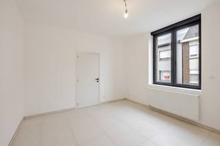 <p><span>Bent u op zoek naar een instapklare woning waar ruimte, comfort en een centrale ligging perfect samengaan? Dan is deze volledig gerenoveerde gezinswoning in het centrum van Lede ongetwijfeld een bezoek waard.</span></p><p><span> </span></p><p><span>Met een bewoonbare oppervlakte van maar liefst 200 m² biedt deze woning alle ruimte voor een comfortabel gezinsleven. Op het gelijkvloers geniet u van een bijzonder ruime en lichtrijke leefruimte die naadloos aansluit op de volledig geïnstalleerde open keuken, ideaal voor gezellige familiemomenten en het ontvangen van gasten.</span></p><p><span> </span></p><p><span>De woning beschikt over vier volwaardige slaapkamers en een ruime, smaakvol ingerichte badkamer uitgerust met een ligbad, inloopdouche, dubbele lavabo en toilet.</span></p><p><span> </span></p><p><span>Praktisch comfort is eveneens gegarandeerd dankzij de grote garage en een ruime bergplaats, die zorgen voor extra opbergruimte. Buiten geniet u van een zongerichte tuin met aangenaam terras, de perfecte plek om in alle rust te ontspannen.</span></p><p><span> </span></p><p><span>Ook op technisch vlak scoort deze woning uitstekend. Met een gunstig EPC van slechts 127 kWh/m², conforme elektrische installatie en geen asbest bent u verzekerd van een energiezuinige en zorgeloze investering.</span></p><p><span> </span></p><p><span>Dankzij de centrale ligging in het centrum van Lede bevinden winkels, scholen, horeca, openbaar vervoer en andere voorzieningen zich op wandelafstand.</span></p><p><span> </span></p><p><span>Kortom, een volledig instapklare woning die ruimte, kwaliteit en een uitstekende ligging combineert. Contacteer ons vandaag nog voor een bezoek en ontdek zelf de vele troeven van deze prachtige woning.</span></p><p><span> </span></p><p><span>Voor meer informatie of een bezoek contacteert u Timothy van Immo Zone op 0474/ 41. 28. 40.</span></p><p><span> </span></p><p><span> </span></p>
