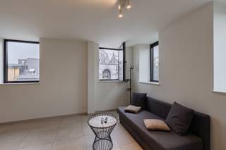 <p>Op een uiterst centrale ligging bevindt zich dit stijlvolle, volledig vernieuwde appartement waar ruimte, licht en hedendaags wooncomfort perfect samenkomen. Dankzij de grote raampartijen en de hoge plafonds geniet de leefruimte van een uitzonderlijk ruimtelijk gevoel en een overvloed aan natuurlijk licht.<br /><br />Via de lift bereikt u het appartement. De inkomhal verwelkomt u met een gastentoilet en biedt toegang tot de verschillende vertrekken. De royale leefruimte vormt het hart van de woning en sluit naadloos aan op de volledig ingerichte open keuken, voorzien van alle hedendaagse comfort. De open indeling maakt dit de ideale plek om te ontspannen of gasten te ontvangen.<br /><br />Aansluitend bevindt zich een praktische berging met aansluiting voor een was- en droogautomaat, evenals een aparte technische ruimte die extra opbergruimte biedt.<br /><br />Het appartement beschikt over twee ruime slaapkamers, die elk zijn voorzien van een eigen en-suite badkamer. Hierdoor geniet elke slaapkamer van maximale privacy en comfort, wat het appartement bijzonder geschikt maakt voor koppels, een gezin of wie graag gasten ontvangt. De badkamers zijn modern afgewerkt met kwalitatieve materialen en beschikken over een ruime inloopdouche en een dubbele of ruime wastafel.</p>