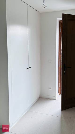 Inkomhal, living met open ingerichte keuken, bijkeuken, 4 slaapkamers, badkamer met inloopdouche, vaste trap naar zolder (= 4de slaapkamer, bureel  of hobbyruimte), terras, carport en zuidwest gerichte tuin met verzicht. Zonnepanelen aanwezig, De woning is volledig geschilderd en alle verlichting is aanwezig.