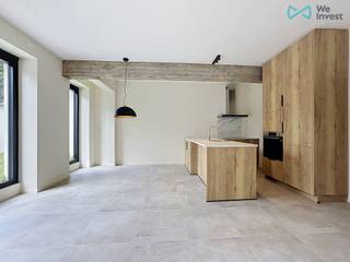 Tel: 0456 87 27 16 / E-mail: juliana.t@weinvest.be<br /><br />We Invest presenteert met trots dit prachtige, volledig gerenoveerde appartement met 2 slaapkamers van meer dan 111 m², gelegen op de 1ste verdieping van een mooi gebouw aan de Smaragdlaan, in het hart van de Diamantwijk in Schaarbeek.<br /><br />Deze wijk, bekend om haar lommerrijke lanen vernoemd naar edelstenen, biedt een bijzonder aangename en goed bereikbare woonomgeving. U bevindt zich op enkele stappen van de Eugène Plaskylaan en de Auguste Reyerslaan, in een levendige buurt met winkels, bakkerijen, restaurants en supermarkten op wandelafstand. Ook het openbaar vervoer is vlot bereikbaar, wat een uitstekende verbinding met de rest van Brussel garandeert.<br /><br />Bij binnenkomst verwelkomt u een mooie inkomhal die meteen de toon zet van dit smaakvol gerenoveerde appartement. Het pand bestaat uit een lichtrijke leefruimte, een volledig uitgeruste keuken en een handige berging/wasplaats die extra opbergruimte biedt. U geniet van twee ruime slaapkamers, elk met eigen ingebouwde dressing, een badkamer en een apart toilet, voor een comfortabele en doordachte indeling.<br /><br />Een echte troef van dit pand: een prachtig terras van minstens 20 m², ideaal om te genieten van zonnige dagen. Het appartement beschikt bovendien over elektrische vloerverwarming voor modern comfort.<br /><br /><br />Lasten: €90/maand (onderhoud gemeenschappelijke delen inbegrepen)<br />Parking: optioneel, €200/maand<br />Type huurcontract: 3 jaar<br />EPC: A-<br /><br />Aarzel niet om te bezoeken! Ontdek onze exclusieve panden op www.weinvest.be