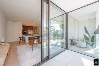 Nieuwbouw appartement op een centrale ligging te Knokke, vlakbij het Zegemeer, de Lippenslaan, het station en op wandelafstand van het strand. Indeling: Inkom met vestiaire en gastentoilet. Lichtrijk salon met eetkamer uitgevend op het zonnige terras met panoramische zichten. Open volledig geïnstalleerde keuken. Praktische berging. Master slaapkamer met aansluitend badkamer (douche, dubbele lavabo en toilet) en ingemaakte kasten. 2de slaapkamer met kasten. De slaapkamers geven uit op het terras achteraan. Toilet in de nachthal. 3de slaapkamer. Aparte douchekamer. Het appartement heeft een hoogwaardige afwerking en werd gebouwd met traditionele kwaliteitsmaterialen. Fietsenberging. Hoogte van de plafonds zijn 2m60. Stijlvol van ontwerp, doordacht van indeling en kwalitatief van constructie. Mogelijkheid aankoop 6%. Contacteer ons om een bezoek in te plannen.