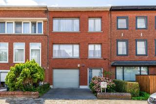 <p>Er zijn woningen die je koopt met je hoofd. En dan zijn er woningen die je koopt met je buik. Deze is van de tweede categorie.</p>
<p>Gelegen in het geliefde Berchem, op een van die adressen waar mensen jarenlang naar uitkijken, biedt deze woning iets wat je vandaag zelden nog vindt: ruimte. Echte ruimte. Buiten, binnen en overal daartussenin.</p>
<p>De vernieuwde oprit verwelkomt je meteen met de boodschap die de rest van de woning bevestigt: hier is met zorg voor gezorgd. De originele stijl ademt karakter en eigenheid.</p>
<p>Binnen wacht een slimme opdeling in twee volwaardige units, ideaal voor wie een deel wil verhuren, ouders wil laten inwonen of gewoon maximale flexibiliteit wil. Vier ruime slaapkamers en twee badkamers verdelen zich over de 2 verdiepingen.</p>
<p>De leefruimtes verrassen. Hoge plafonds, mooie volumes en originele details die je het gevoel geven dat deze woning een verhaal heeft, en dat jij het volgende hoofdstuk mag schrijven.</p>
<p>En dan de tuin. Ruim, groen en stil genoeg om te vergeten dat je in de stad bent. De plek waar zomerse avonden vanzelf lang worden en kinderen nooit binnen willen komen.</p>
<p>Grote bergruimtes en een garage maken het plaatje helemaal compleet. Want naast mooi wonen wil je ook gewoon praktisch wonen.</p>
<p>Berchem op zijn best. Een woning met twee gezichten, oneindig veel mogelijkheden en één grote troef: je vindt ze niet meer zo.</p>
<p><strong>Troeven:</strong><br />– Toplocatie Berchem<br />– 2 units, maximale flexibiliteit<br />– Vernieuwde oprit & garage<br />– Ruime tuin<br />– Grote bergruimtes<br /><br /></p>