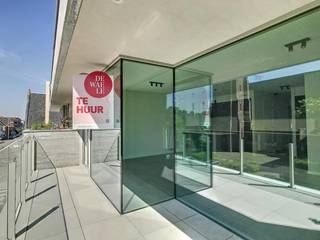 Ce bel appartement neuf dispose de 2 chambres et d'une cuisine ouverte entièrement équipée avec des équipements modernes. L'espace de vie est spacieux et bénéficie de beaucoup de lumière naturelle, créant une atmosphère agréable. En outre, il y a aussi une terrasse ensoleillée où vous pourrez profiter du plein air.<br /><br />La salle de bain dispose d'une baignoire-douche et d'un double lavabo, ce qui apporte un confort et une commodité supplémentaires. <br /><br />L'emplacement de cet appartement est idéal, à proximité des routes d'accès qui permettent d'accéder facilement aux villes et municipalités environnantes. Le centre de Wielsbeke propose également diverses installations, telles que des boutiques, des restaurants et des transports en commun.<br /><br />Place de parking et box de garage nécessaires à la location : 80 €/mois<br /><br />MISE EN PAGE :<br />espace de vie - cuisine ouverte - terrasse - rangement - toilette - salle de bain - chambre 1 - chambre 2 - place de parking - garage<br /><br />INFORMATIONS GÉNÉRALES :<br />+ entièrement prêt à emménager<br />+ présence de panneaux solaires<br />+ appartement neuf<br />+ présence de tringles à rideaux et de fixations<br />+ fenêtre volante, porte coulissante, terrasse<br /><br />Le moyen le plus rapide pour visiter cette propriété ? Demandez votre visite via le bouton rouge de notre site Web (www.dewaele.com) et Lisa, notre experte en location, vous contactera. Aucun rendez-vous ne peut être pris par téléphone. Si vous avez d'autres questions, vous pouvez nous contacter par téléphone au 056 605 605.