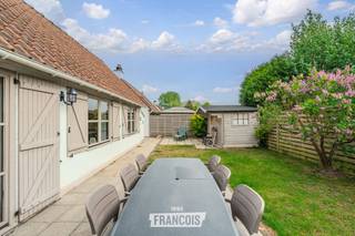 Deze volledig instapklare visserswoning beschikt over drie slaapkamers, waarvan één op het gelijkvloers. De woning is praktisch ingedeeld en afgewerkt met aandacht voor comfort en gebruiksgemak.<br /><br />De leefruimte sluit aan op een volledig uitgeruste keuken en een moderne badkamer, wat zorgt voor een aangename en functionele woonomgeving.<br /><br />Buiten beschikt u over een ruime zongerichte tuin met tuinhuis, ideaal om in alle rust van het buitenleven te genieten. Daarnaast is er een afzonderlijke parkeerplaats inbegrepen.<br /><br />De woning is gelegen in een rustig recreatiepark in Adinkerke (De Panne), vlakbij het natuurgebied Calmeynbos en op ongeveer 3 km van het strand en de zee.<br /><br />Dankzij de combinatie van ligging, indeling en afwerking is deze woning perfect geschikt als tweede verblijf of voor vakantieverhuur.<br /><br />Voor meer informatie of een bezoek kunt u contact opnemen met Inti op inti@immofrancois.be<br /><br /> of 0499 74 89 74.<br /><br />