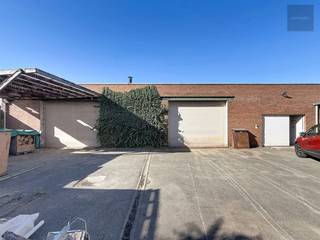 <span><span>Gebouw bestaande uit drie naast elkaar gelegen ruimtes van 8m breed op 20m = 3x 160m² = 480m²</span></span>
<ul>
	<li><span><span>De linkse en middelste ruimte zijn open in één deel en hebben elk een geautomatiseerde toegangspoort van 3m hoog op 3m80 diep</span></span></li>
	<li><span><span>De rechtse ruimte heeft enkel een garagetoegangspoort met deur. </span></span><span><span>In dit deel bevinden zich nog een bureel van 5m x 3m50 (met gaskachel), een toilet en een apart deel van 5m bij 5m. De laatste 10m op 8m zijn ook gewoon een open ruimte</span></span></li>
	<li><span><span>Vrije hoogte : +/- 3m75</span></span></li>
	<li><span><span>betonvloer</span></span></li>
	<li><span><span>Dak geïsoleerd</span></span></li>
	<li><span><span>Elk deel is voorzien van een warmeluchtblazer op aardgas</span></span></li>
	<li><span><span>Water, internet, gas en elektriciteit (3x 380V + 3x220V) zijn volledig gescheiden met aparte tellers</span></span></li>
	<li><span><span>Overal persluchtleidingen</span></span></li>
	<li><span><span>Voor het magazijn ligt een parkeer- en manoeuvreerruimte. </span></span></li>
	<li><span><span>Vanop de Gentseweg is het magazijn bereikbaar via een doorrit/oprit met geautomatiseerde poort, die 3m15 hoog is en 2m56</span></span> => e<span><span>en vrachtwagen met oplegger kan dus NIET oprijden!</span></span></li>
</ul>
<span><span>Kan gebruikt worden als opslagplaats, maar ook als werkplaats </span></span><span><span>=> momenteel loopt er nog een vergunning Categorie 2 voor schrijnwerkerij tot +/- 2045<br />Beschikbaar vanaf 01/12/2026</span></span>