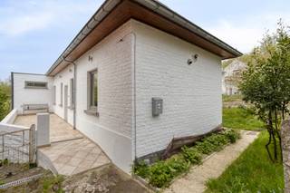 Op een unieke en uitzonderlijk rustige ligging in de Kruiskensheide 25 Lembeek bevindt zich deze instapklare woning, volledig omgeven door groen. De woning ligt in tweede bouwlijn in groengebied, weg van de straat, en is enkel bereikbaar via een smalle doorgang voor voetgangers, fietsers en brommers (niet toegankelijk met de wagen – zie plan). Dit maakt het een ideale plek voor wie op zoek is naar pure rust en privacy.

De woning werd recent grondig gerenoveerd en beschikt over een nieuw dak, nieuwe ramen en vernieuwde elektriciteit, waardoor u zonder zorgen kan intrekken.

Bij het betreden komt u in de inkomhal die uitgeeft op een open en lichtrijke leefruimte. Aansluitend bevindt zich rechts een ruime, praktische keuken met handige zijdeur.

Aan de achterzijde van de woning geniet u van een prachtig, groen uitzicht. Hier bevinden zich:

een ruime slaapkamer
een comfortabele badkamer
een apart toilet

Op de verdieping treft u een grote overloop, ideaal als bureau, speelruimte of hobbykamer. Daarnaast zijn er twee ruime en lichtrijke slaapkamers aan weerszijden.

Extra troeven:

ruime bergkelder
aangesloten op riolering
mogelijkheid tot behalen van EPC-label B na installatie van een warmtepomp (momenteel verwarmd met houtkachel)

Deze woning is een unieke opportuniteit voor wie houdt van charme, ruimte en absolute rust, midden in het groen.
Meer info: Michael@immoaccenta.be
