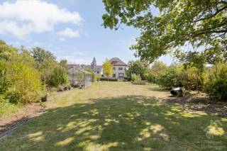 <p>Deze prachtige villa is gelegen aan de Grote Baan in Herdersem, op slechts 4 km van de Grote Markt van Aalst en biedt een perfecte combinatie van klassieke Art Deco-charme en modern comfort. <br /><br />De villa is gelegen op een perceel van bijna 30 are en kijkt uit op de velden.<br /><br />Aan de straatkant is de woning afgesloten met een elektrische poort waardoor privacy gewaarborgd is. Achter deze poort is ruime parkeergelegenheid voor minstens zes auto's en ook een carport.<br /><br />De voorbije jaren werden heel wat renovaties uitgevoerd. Zo werd in 1997 een grondige renovatie doorgevoerd en sedertdien werd ook oa een nieuw dak, zonnepanelen met thuisbatterij, nieuwe gevelbekleding in crepie, airco-inverters, een nieuw terras achteraan én een nieuwe hyper-geïnstalleerde keuken en badkamer geplaatst.<br /><br />Op het gelijkvloers is er een royale inkomhal met gastentoilet, een woonkamer, eetkamer, keuken voorzien van alle snufjes, een wasplaats en een bureau. Door de indeling kan de woning ook gebruikt worden bv als dokterswoning. Achter de woning werden tuin en twee terrassen aangelegd. Ideaal om te genieten van de rust die je hier hebt. Honger? De gemetste pizza-oven komt zeker van pas, maar ook de druivelaar en fruitbomen zijn leuk meegenomen. <br /><br />Er is aan droge kelder waar de verwarmingsinstallatie staat en ook bergplaats en wijnkelder.<br /><br />Op de eerste verdieping treffen we twee grote en twee kleinere slaapkamers, een afzonderlijke<br />dressing en een badkamer voorzien van toilet, douche, wastafel en bad met jacuzzifunctie.<br /><br />Op de tweede verdieping is de 5de slaapkamer te vinden. Een echte balzaal die zeker nog kan opgedeeld worden indien nodig.<br /><br />* Gunstig epc<br />* prachtige ligging en perceel<br />* véél ruimte (binnen én buiten) én parkeergelegenheid<br />* grote renovatiewerken reeds uitgevoerd (dak, crepie, zonnepanelen, keuken,...)<br /> </p>

<p>Met zijn aantrekkelijke ligging en ruime indeling is deze villa een uitgelezen kans voor wie op zoek is naar een sfeervolle woning met volop mogelijkheden. Neem gerust contact met ons op voor meer informatie of om een bezichtiging in te plannen.</p>