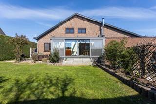 <span><strong>Ruime eengezinswoning op een centrale locatie in Roosdaal </strong></span><br /><br />Bent u op zoek naar een instapklare woning in Roosdaal? Wij bieden deze eengezinswoning met <strong>5 slaapkamers</strong> gelegen op de Ninoofsesteenweg 228. De woning geniet van topbereikbaarheid met winkels, scholen en openbaar vervoer op wandelafstand. <br />Met de wagen sta je tevens vlot in centrum van Roosdaal, Ternat en Ninove. <br /><br />Kortom, de ideale woning voor grote gezinnen die graag vlot bereikbaar wonen! <br /><br /><span>Indeling </span><br /><br />We komen binnen in een grote inkomhal met apart gastentoilet. De inkomhal biedt toegang tot de lichtrijke woonkamer (36m²), een bureauruimte (12m²) met aparte ingang (ideaal voor vrij beroep), een grote slaapkamer (16m²) en een gerenoveerde badkamer met douche en ligbad. <br />Verder vinden we op het gelijkvloers een volledig geïnstalleerde keuken met aansluitend een prachtige veranda (23m²). <br /><br />Op het eerste verdiep vinden we 4 slaapkamers (15-19-15 en 10m²) en een zolderruimte. <br /><br />De woning beschikt daarnaast over een inpandige garage voor 2 wagens en verschillende kelderruimtes, samen goed voor 74m². <br />Daarnaast doet de oprit eveneens dienst voor het parkeren van 4 wagens.<br /><br />Als kers op de taart beschikt de woning nog over een grote tuin met zuidoriëntatie én hottub! Ideaal om volledig tot rust te komen!<br /><br /><strong>Klaar om van dit huis uw nieuwe thuis te maken?</strong><br /><span>Contacteer ons vandaag nog voor een bezoek ter plaatse!</span><br /><br /><strong>info@impromove.be - 02 887 80 56</strong>