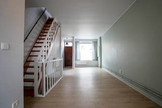 Deze 2-slaapkamer woning is gelegen op een toplocatie nabij de Schelde. <br />De indeling is als volgt: op het gelijkvloers bevindt zich de woonkamer en de keuken, welke toegang geeft tot een terras. <br />Op de souterrain bevindt zich de slaapkamer met toegang tot de gezellige tuin. Op de eerste verdieping vindt u de badkamer met aansluitend een tweede kamer. <br /><br />Beschikbaar vanaf 1/03/2026. <br /><br />Nuttige informatie: <br />- Huurwaarborg: €2.475 (3 maanden huur)<br />- Plaatsbeschrijving intrede en uittrede: €342,5 incl BTW <br /><br />Wens je graag een bezoek? contacteer ons via 03/775.78.79.