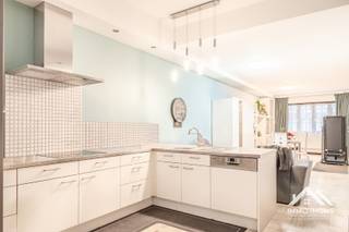 Deze karaktervolle woning in hartje Lokeren is momenteel opgedeeld in twee wooneenheden. Op het gelijkvloers is er een mooie studio ingericht, bestaande uit een ruime living met open keuken en een slaapkamer met on-suite badkamer. Een groot schuifraam biedt toegang tot een leuke stadstuin. In de twee verdiepingen erboven vinden we een mooi duplexappartement, bestaande uit een aangename en ruime leefkeuken (met toegang tot een ruim terras) en een gezellige living aan de straatkant. Tussenliggend is er voorzien in een apart toilet en een badkamer met een ligbad. De enige slaapkamer is ingericht op de bovenste verdieping, waar we ook een handige wasplaats terugvinden. Het gehele gebouw is recent gerenoveerd en perfect instapklaar. Bezoekdag: Bezoekdag 31/10: Inschrijven via mail naar tommy@immo-home.be, geen telefonische inschrijvingen! Volg ons op Fb en Insta. Voor meer info: www.immo-home.be. GRATIS SCHATTING &amp; GRATIS FINANCIEEL ADVIES