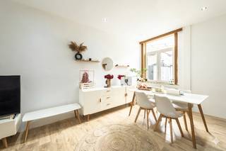 Serafien Van Cauwenbergelaan 13

Bent u op zoek naar een instapklare woning waar comfort en ligging samenkomen? Deze gerenoveerde woning is precies wat u zoekt!
De ligging is een absolute troef: rustig gelegen, maar toch vlakbij winkels, scholen, openbaar vervoer en belangrijke invalswegen. Op 15 minuten fietsen van Gent Centrum.

Met een bewoonbare oppervlakte van 112 m² biedt deze woning een aangename en praktische indeling. De lichtrijke leefruimte sluit naadloos aan op de volledig uitgeruste keuken met gasfornuis. Aansluitend vindt u een apart toilet, een kleine berging en toegang tot het gezellig zuidgericht terras.

De woning beschikt over drie slaapkamers. Op de eerste verdieping bevindt zich een eerste ruime slaapkamer en een grote badkamer uitgerust met een comfortabel ligbad. Zowel op het gelijkvloers als in de badkamer is er een toilet aanwezig. Op de tweede verdieping bevinden zich nog twee slaapkamers, elk voorzien van een dakraam. 

Dankzij de geïsoleerde gevels, hoogrendementsbeglazing, een geïsoleerde vloer en een efficiënte centrale verwarming geniet u van een gunstig EPC B-label. Dit vertaalt zich in een energiezuinige woning en lagere maandelijkse energiekosten.

De ideale woning voor wie op zoek is naar een zorgeloze verhuis naar een energiezuinige, instapklare woning.

Mis deze charmante woning niet! Contacteer ons voor een bezoek of meer info.

092678575
tbaete@trevi.be

