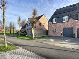 Energiezuinige halfopen bebouwing (bwj. 2016) op een boogscheut van allerlei faciliteiten bestaande uit een inkomhal met ingemaakte vestiairekast...