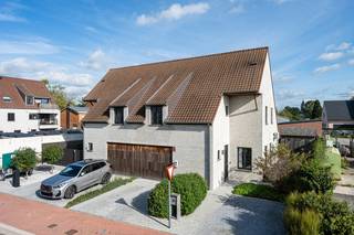 <p>Welkom in deze prachtige halfopen woning, gelegen aan de Kleine Zuidstraat in Kaprijke.<br /><br />Dit moderne huis, gebouwd in 2020, biedt een bijzondere mix van comfort en stijl en is perfect voor gezinnen die op zoek zijn naar een rustige woonomgeving. Met een bewoonbare oppervlakte van 195 m² en een perceel van 293 m², biedt deze woning voldoende ruimte voor een aangenaam en ontspannen leven.<br /><br />De ideale indeling zorgt ervoor dat u optimaal kunt genieten van de beschikbare ruimtes, terwijl de afwerking en het moderne design een warme sfeer creëren. De kwalitatieve en luxueuze afwerking vallen op in deze woning.<br /> </p>

<p>Bij binnenkomst komt u in de ruime woonkamer, die ideaal is voor zowel ontspannen als gezellig samenkomen. De open keuken sluit naadloos aan, waardoor koken een plezierige ervaring wordt.<br /><br />De woning beschikt verder over drie comfortabele slaapkamers en een stijlvolle badkamer, wat zorgt voor het nodige privécomfort.<br /><br />Daarnaast zijn er praktische ruimtes, zoals een aparte toilet en een handige zolder, perfect voor extra opslag of voor het creëren van een hobbyruimte. Ook de garage en de twee parkeerplaatsen zijn een waardevolle aanvulling voor het dagelijks gemak.<br /> </p>

<p>Door zijn centrale ligging in Kaprijke heeft u alles binnen handbereik, van winkels tot scholen en diverse voorzieningen.<br /><br />Deze woning biedt de perfecte gelegenheid voor wie op zoek is naar een moderne en instapklare thuisbasis, waarbij alles is ontworpen met het oog op comfort en levenskwaliteit.<br /><br />Aarzel niet om contact met ons op te nemen voor meer informatie of een bezichtiging; dit is de kans om uw droomwoning te vinden.</p>