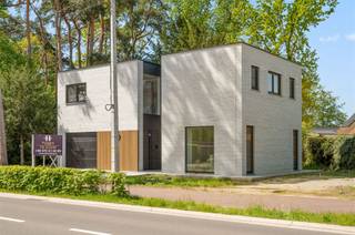 <p><span>Voor u binnentreedt in deze zeer ruime woning, vallen verscheidene elementen op: mooie, gelijmde gevelstenen (MBI Geostylistics), veel parkeermogelijkheden (ruime garage met sectionaalpoort) en onderhoudsvriendelijke materialen. Alle terrassen en looppaden rondom de woning zijn uitgevoerd in gepolierd beton. Binnen spotten we open inkomhal verbonden met de leefruimte en een trap in zwart gehamerd graniet. De leefruimte is ruim en breed opgevat, met veel lichtinval door de twee grote alu-hefschuiframen. De halfopen greeploze maatkeuken, met een handelswaarde van circa €65.000, steelt de show. Aan alles werd gedacht: een eiland met zitplaatsen, MDF gelakte fronten, composiet werkblad, kookplaat, dampkap, ingebouwde oven en microgolf, ingebouwde koelkast en vriezer, wijnkoeler en geïntegreerde stopcontacten. Qua bergruimte is voorzien in een gelijkvloerse berging en een wasplaats op de eerste verdieping. Voor de 3 ruime kamers (UTP-aansluitingen) met veel lichtinval, staan 2 badkamers ter beschikking: een badkamer met ligbad, dubbele lavabo (solid surface) en inloopdouche, plus een tweede badkamer met inloopdouche en enkel meubel. De 3 hangtoiletten werden apart ondergebracht, met handlavabo plus spiegel. Deze BEN-woning scoort goed, met vloerverwarming, warmtepomp, zonnepanelen, semi-domotica (teleruptoren), hoogwaardig eiken parket (bovenverdieping).</span></p><p><span> </span></p>