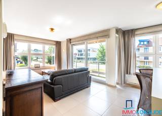 <strong>Koksijde-Bad, Residentie Alisé, Modern appartement met 2 slaapkamers en terras, 1e verdieping met lift.</strong><br /><br />Het appartement bestaat uit: inkomhall met toilet,  lichtrijke leefruimte met aangenaam zicht en toegang tot het terras, open en volledig ingerichte keuken, 2 slaapkamers en een  badkamer met, wastafel in meubel, ligbad en aansluiting wasmachine en droogkast. Het appartement is volledig betegeld en individuele centrale verwarming op aardgas. Een grote private kelder is inclusief.<br /><br /><strong>Dit prachtige appartement is instap klaar en is gelegen in een aangename en rustige buurt! Beschikbaar aan de notariële akte.</strong>