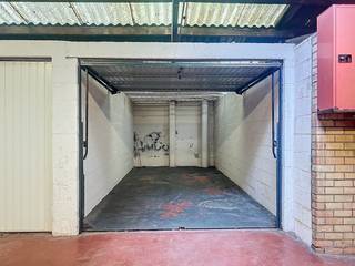 Garagebox te huur in Oostende gelegen langs de Torhoutsesteenweg, vlakbij de Elisabethlaan. De box is gelegen in een kleinschalige...