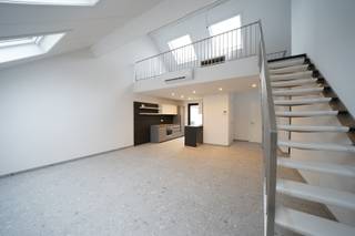 Bent u op zoek naar een stijlvol appartement in het centrum van Sint-Niklaas? Dit fijne en hippe appartement, gelegen in de Stationsstraat, biedt...