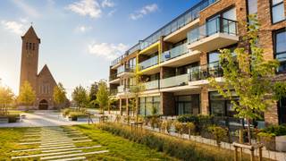 Het appartement maakt deel uit van residentie Brokaat en behoort tot het woonpark 'De Weverij' nabij Aalter Brug, aan het rustig en groen kerkplein. Hedendaagse en hoogwaardige materialen werden gebruikt om het appartementsgebouw te bouwen. Het appartement geeft uit op een mooi aangelegd plein dat je kan bewonderen vanop het zonnig terras!<br /><br />Indeling van het appartement: <br />Inkomhal met gastentoilet en bijhorende ruime berging, lichtrijke leefruimte dat toegang biedt tot het zuid gerichte terras alsook tot de volledig geïnstalleerde keuken, twee noordelijk gerichte slaapkamers en een badkamer.<br /><br />Gemeenschappelijke syndicuskosten bedragen €60/maand.<br />Beschikbaar vanaf 01/11/2026.<br /><br />Oppervlakte appartement: 96,38 m²<br />Oppervlakte Zuid gericht terras: 12,65 m²<br /><br />Contacteer ons snel voor uw bezoek!