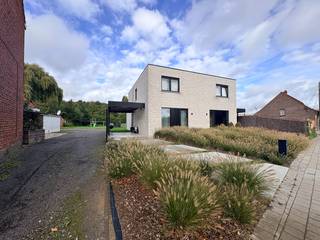 Nu te koop in Staden: een lichtrijke, energiezuinige woning met EPC-label A, klaar om meteen van te genieten. Dankzij de royale lichtinval voelt de woning ruim en aangenaam aan, met drie slaapkamers voor gezin, gasten of thuiswerk. Buiten wacht een onderhoudsvriendelijke tuin met tuinberging, zodat u meer tijd overhoudt om te genieten, en carport en oprit zorgen voor comfortabel parkeren op eigen terrein.<br /><br />Laat deze kans niet liggen en plan vandaag nog uw bezoek.<br /><br />Deze woning biedt ook een mooie investeringskans, op vandaag wordt de woning verhuurd aan 982,70 euro/ maand.<br /><br />Indeling:<br />- Gelijkvloers: Inkomhal, afzonderlijk toilet, leefruimte met aansluiten open keuken en bureauruimte, wasruimte<br />- 1e verdiep: 3 volwaardige slaapkamers, moderne badkamer<br />extra: Oprit met carport, tuin met tuinberging.<br /><br />Troeven:<br />- EPC A<br />- Carport met oprit<br />- Lichtrijk<br />- Rustige ligging <br />- Onderhoudsvriendelijke tuin<br /><br />Interesse om deze unieke kans te ontdekken? <br /><br />Contacteer Geoffrey op 0486/04.47.64<br /><br />Verkoop onder registratierechten.