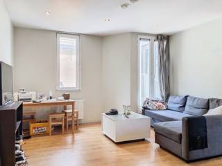 <p>Peperstraat 30/101 : Appartement 3 chambres situé dans un emplacement central.<br /><br />Agencement : séjour avec cuisine moderne ouverte (lave-vaisselle inclus), chambre 1 avec accès à la terrasse, 2 chambres supplémentaires, salle de bains avec douche et raccordement pour machine à laver, et WC séparé.<br /><br />1 275 € + 50 € de charges syndicales (hors eau, gaz et électricité).<br /><br />Disponible à partir du 1er septembre 2026.</p>