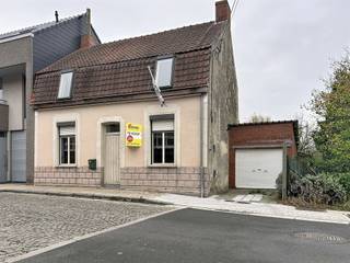 CHARMANTE, HALFOPEN WONING MET TUIN EN GARAGE TE WESTOUTER. DE WONING IS ALS VOLGT INGEDEELD: GELIJKVLOERS:INKOMHAL, APARTE KEUKEN, GEZELLIGE...