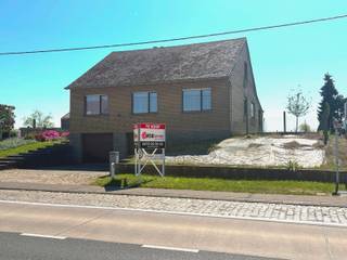 WSB-immo presents this detached house located in the rural setting of Brussegem, a property offering numerous possibilities for those seeking...