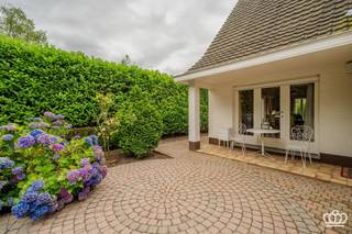 <p><span>Zeer charmante te renoveren woning met garage op een mooi perceel (ca. 1160 m²) te Essen-centrum!</span></p><p><span> </span></p><p><span>INDELING</span></p><p><span> </span></p><p><span>Gelijkvloers</span></p><p><span>Inkomhal met trap naar de verdieping. Woonkamer met open haard en zicht op het terras en de tuin. Aparte eetkamer naast de woonkamer. Achter de eetkamer bevindt zich de keuken en aansluitend badkamer met toilet. Verder is er nog een voorraad kelder (bereikbaar vanuit de hal).</span></p><p><span> </span></p><p><span>1</span><span><sup>ste</sup></span><span> verdieping</span></p><p><span>De nachthal geeft toegang naar 3 slaapkamers en een extra zolderkamer .</span></p><p><span> </span></p><p><span>Tuin</span></p><p><span>Gezellige tuin met heel veel privacy. </span></p><p><span>De garage en extra berging bevinden zich achteraan in de tuin.</span></p><p><span> </span></p>