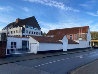 Fantastisch gelegen, uniek kantoorgebouw met een totale oppervlakte van 1.034 m² (804 m² kantoorruimte + 230 m² archief). Tevens mogelijkheid...