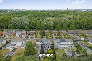 Ontdek deze uiterst charmante halfopen bebouwing, rustig gelegen en voorzien van alle hedendaags comfort en een overvloed aan ruimte. <br />Dankzij de strategische ligging nabij belangrijke invalswegen richting Brussel en Antwerpen geniet u hier van een perfecte combinatie tussen rust en bereikbaarheid.<br /><br />Bij het betreden van de woning wordt u verwelkomd in een verzorgde inkomhal die toegang geeft tot de ruime en lichtrijke leefruimte, waar grote raampartijen zorgen voor een aangename, open sfeer. <br />Aansluitend bevindt zich de volledig uitgeruste keuken met gezellige eetkamer, dé ideale plek voor warme familiemomenten en sfeervolle diners.<br />Op het gelijkvloers vindt u verder een badkamer met ligbad, een veelzijdige kamer die momenteel dienstdoet als bureau (perfect als extra slaapkamer), een praktische berging en een apart gastentoilet.<br /><br />De eerste verdieping biedt drie volwaardige slaapkamers en een handige dressingruimte, waardoor deze woning perfect inspeelt op de noden van een gezin.<br />Buiten wordt u verrast door een ruime, zonnige en fraai aangelegde tuin met extra bergruimte – een oase van rust waar u in alle privacy kan genieten. <br />De brede oprit en garage zorgen bovendien voor voldoende parkeergelegenheid.<br /><br />Deze woning is uitgerust met diverse moderne troeven, waaronder airconditioning op beide verdiepingen, zonnepanelen voor energiezuinig wonen en een gezellige pelletkachel die extra warmte en sfeer brengt.<br /><br />Kortom, een instapklare woning die comfort, ruimte en een uitstekende ligging moeiteloos combineert.<br /><br />Ontdek de woning alvast virtueel:<br />https://my.matterport.com/show/?m=xK6rrXCpjXX<br /><br />Zou je deze woning graag ontdekken? <br />Contacteer Bjorn Marievoet<br />0477 606 833<br />bjorn@mondovastgoed.be