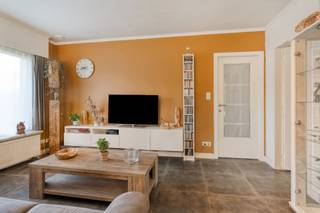 Vrijstaande laagbouw op een perceel van circa 852 m² in een uitermate rustige kindvriendelijke omgeving!<br /><br />Deze gerenoveerde woning is uitermate rustig gelegen in een groene omgeving zonder doorlopend verkeer en toch op wandel -en fietsafstand van winkels, scholen, en andere faciliteiten.<br /><br />Indeling: inkomhal, open en lichtrijke woonkamer met salon/eetplaats, open keuken, badkamer, wasplaats, toilet, 2 ruime slaapkamers en 1 kleine slaapkamer/bureau.<br /><br />Omschrijving:<br />De woning bestaat uit een inkomhal die toegang biedt tot de verschillende ruimtes. De leefruimte omvat een gezellige zithoek en een lichtrijke eetkamer. Aansluitend bevindt zich de open keuken met kookeiland. Vanuit de keuken en eetkamer heb je een mooi zicht op de tuin.<br /><br />Verder zijn er 2 ruime slaapkamers en een bureauruimte/kleine slaapkamer aanwezig. De badkamer is uitgerust met een lavabo en een douche. Daarnaast beschikt de woning over een apart gastentoilet en een praktische wasplaats. <br /><br />Buiten vind je een aangelegde oprit, een aangename tuin met zuidgericht terras, een poolhouse achteraan en een afzonderlijke garage plus carport.<br /><br />Bijzonderheden:<br /><br />* Rustige, groene en toch centrale omgeving.<br />* Garage, carport en poolhouse<br />* Ruime tuin<br />* Geen renovatie verplichting: energielabel C<br />* Volledige renovatie in 2019.<br />* Elektriciteit is conform<br />* Asbestveilig