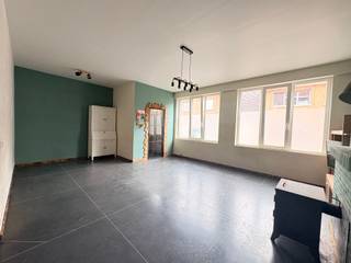 <strong>Elverdinge - Ruime woning met 5 slaapkamers en garage.</strong><br /><br />Vlakbij het centrum van Elverdinge bevindt zich deze ruime woning met maar liefst 5 slaapkamers met de mogelijkheid tot 6 slaapkamers.<br />De open leefruimte die naadloos overloopt in de volledig uitgeruste keuken die uitkijkt op de tuin heeft een mooi gevoel naar ruimte en rust.<br />Op het eerste verdiep zijn er 4 ruime slaapkamers en een vernieuwde badkamer met inloopdouche, ligbad en toilet.<br />Als we doorgaan naar de zolderruimte die zich bevindt onder het vernieuwde dak vinden we een ruime kamer terug met de mogelijkheid om nog een extra badkamer bij te plaatsen.<br /><br /><strong>Indeling<br />Gelijkvloers:</strong><br />Inkom, woonkamer, eethoek, keuken, wasplaats, garage, toilet<br />1e verdiep:<br />4 slaapkamers, badkamer<br />2e verdiep:<br />Ruime kamer met mogelijkheid tot extra badkamer<br /><strong>Troeven:</strong>
<ul><li>Ingebouwde garage</li><li>5 slaapkamers/ 6 mogelijk</li><li>Dak volledig vernieuwd</li><li>Extra geïsoleerd</li><li>Asbestveilig</li><li>Zonnepanelen</li></ul>

<ul><li>Instapklaar</li></ul>