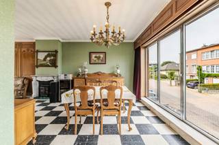 <p>[[ DIT PAND NEEMT DEEL AAN DE ERA OPEN HUIZEN DAG OP 19/9 VAN 14:30 TOT 15:30 ]]</p><p><strong>Halfopen woning in een rustige doodlopende straat in Nossegem, op wandelafstand van het treinstation.</strong></p><p>Deze halfopen bebouwing uit 1967 combineert een aangename ligging met een praktische indeling en een vlotte bereikbaarheid. De woning bevindt zich in een zeer rustige doodlopende straat in de woonkern van Nossegem, vlak bij scholen, openbaar vervoer, park en belangrijke invalswegen. Het treinstation van Nossegem ligt op slechts 5 minuten wandelen, wat deze woning extra interessant maakt voor pendelaars. Bovendien beschikt de woning over een eigen parkeerplaats voor de deur en een garage. De tuin van 195 m² en de terrassen zorgen voor extra buitenruimte om van te genieten.</p><p><br /></p><p><strong><u>Belangrijkste ruimtes:</u></strong></p><p>• Inkomhal van 6,5 m² met toegang tot de leefruimtes</p><p>• Woonkamer van 13 m² met aansluitende eetkamer van 17 m²</p><p>• Keuken van 8 m² met praktische indeling</p><p>• Badkamer van 3 m²</p><p>• Drie slaapkamers van 12 m², 10,8 m² en 8 m²</p><p>• Garage van 20 m² en extra parkeerplaats voor de deur</p><p>• Kelder van 13 m² en stookruimte van 5 m²</p><p>• Tuin van 195 m² met terrassen van 8 m² en 3 m²</p><p><br /></p><p><strong><u>Troeven:</u></strong></p><p>• Gelegen in een zeer rustige doodlopende straat in Nossegem</p><p>• Slechts 5 minuten wandelen naar het treinstation van Nossegem</p><p>• Eigen parkeerplaats voor de deur en garage aanwezig</p><p><br /></p><p>Meer informatie of een bezoek met Nicolas Geeraerts? Contacteer ons via +3223351115</p><p>JOUW DROOMHUIS. ZO GEVONDEN!</p>