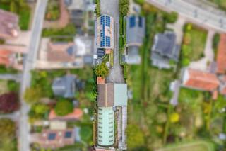 Ontdek de talrijke mogelijkheden van deze vrijstaande woning op een perceel van 1252 m² in Zomergem. Dit pand, vergund als handelswoning, combineert wonen en werken op een ideale manier dankzij de aparte garage en het ruime magazijn.Op het gelijkvloers vindt u een royale leefruimte, een keuken, een praktische waskamer en een veranda die uitgeeft op de tuin. De extra ruimte vooraan biedt een perfecte opportuniteit voor een vrij beroep/ kantoor aan huis of kangoeroewonen. Een eerste badkamer en dressing vervolledigen deze verdieping. De eerste verdieping beschikt over vier volwaardige slaapkamers en een tweede badkamer, wat dit een ideale gezinswoning maakt. Ook is er toegang dat de zeer ruime zolder dat zorgt voor extra bergruimte in de woning.Het magazijn heeft in het eerste gedeelte een polyvalente ruimte. Deze wordt momenteel gebruikt als feestzaal en bevat ook een apart toilet, een vestiaire en een keuken. Boven de polyvalente ruimte bevindt zich ook een studio waar er een slaapkamer, badkamer, keuken en leefruimte is.De oprit van de woning is ook voorzien op het betreden ervan met zwaargelade voertuigen.Extra troeven zijn de 44 zonnepanelen en de grote regenwaterput, die zorgen voor een aanzienlijke besparing op uw energiefactuur.Het goed is vrij bij akte.