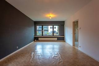 Deze benedenverdieping bevindt zich in een kleinschalig hoekgebouw. Binnenkomen in een hal met ingemaakte vestiairekast. Een lichtrijk,...