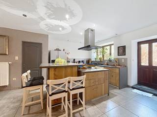 TE KOOP – Gelegen in het hart van Enghien, combineert deze prachtige woning uit 1850 de charme van het oude met modern comfort. Met een bewoonbare oppervlakte van ongeveer 225 m² zal ze liefhebbers van ruimte en authenticiteit zeker aanspreken.<br /><br />Van bij de inkom komt u binnen in een ruime en uitnodigende hal die leidt naar een grote leefruimte bestaande uit een lichtrijke woonkamer van ±35 m², een eetkamer van ±23 m² en een volledig uitgeruste keuken van ±18 m², met directe toegang tot het terras en de tuin. De buitenruimte van ongeveer 52 m² is een echte oase van rust zonder inkijk.<br />De gelijkvloerse verdieping omvat ook een apart toilet en een praktische wasruimte.<br /><br />Op de eerste verdieping geeft de nachthal toegang tot twee mooie slaapkamers, waarvan één van ±20 m² met een aansluitende dressing, en een tweede slaapkamer van ±17 m². Daarnaast is er een ruime badkamer met douche en bad.<br /><br />De tweede verdieping biedt drie extra slaapkamers, waarvan één met eigen douchekamer en toilet.<br /><br />Een kelder van ±17 m² vervolledigt het geheel.<br /><br />Aanvullende kenmerken: houten raamkozijnen met dubbele beglazing, parket op de verdieping, conform elektriciteitsattest en EPC C (nr. 20190114012026).<br />Een zeldzame kans in het stadscentrum, vlakbij alle voorzieningen, openbaar vervoer en winkels.<br /><br />Contacteer ons vandaag nog op 0472 86 31 60 of 02 770 31 33 en per mail via marie.g@weinvest.be